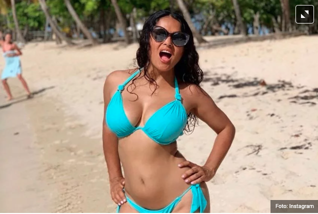 Salma Hayek celebrates her 53rd birthday in a miniature blue bikini-Ultrabasic blog-fashion and celebrity news