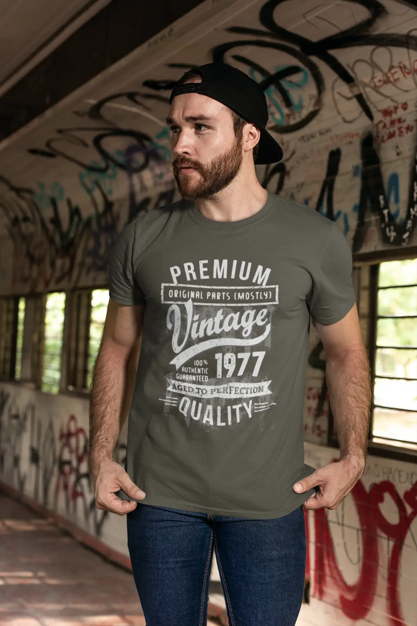 ULTRABASIC - Graphic Men's 1977 Aged to Perfection Birthday Gift T-Shirt